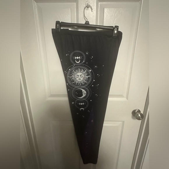 3X womens plus, pull-on black pants. With celestial print on both outer sides. - Picture 5 of 7